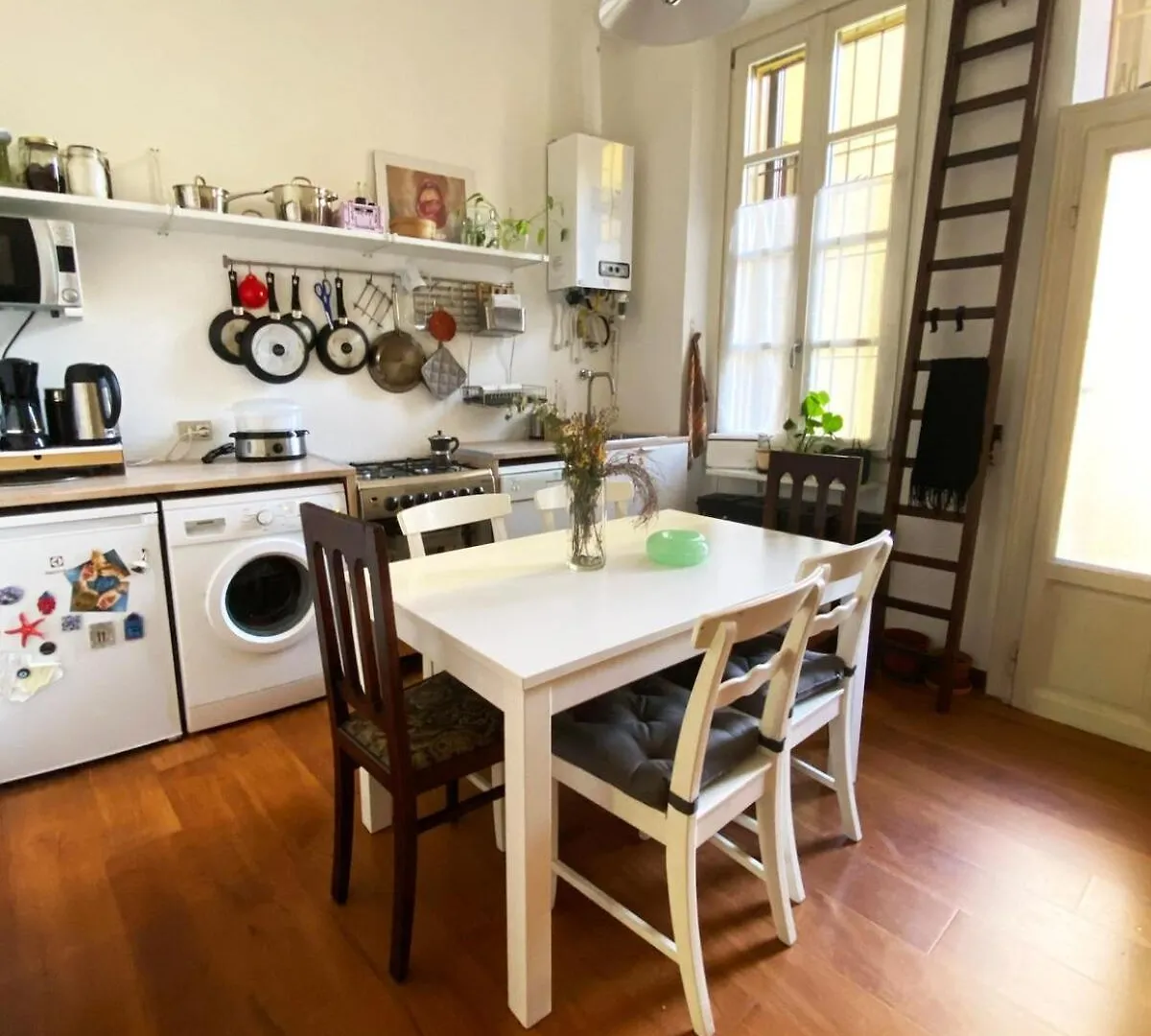 דירות Cozy Loft In The Heart Of מילאנו